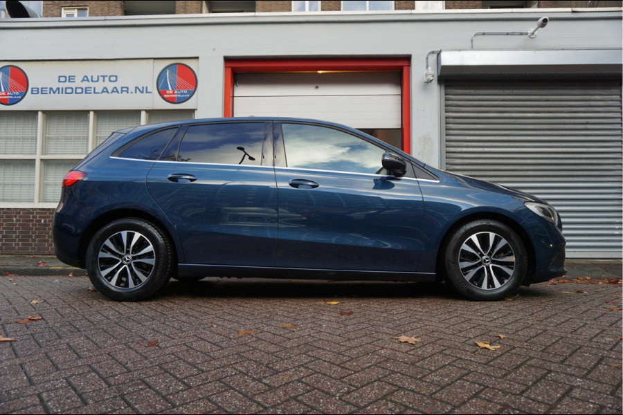 Mercedes-Benz B-Klasse 180 Business Solution Aut7 Night | NAP | Rijkelijk uitgevoerd | Apple Carplay | Camera | Parkeer assistent | Sportinterieur | Cruise + Lane | Sportvelgen | etc