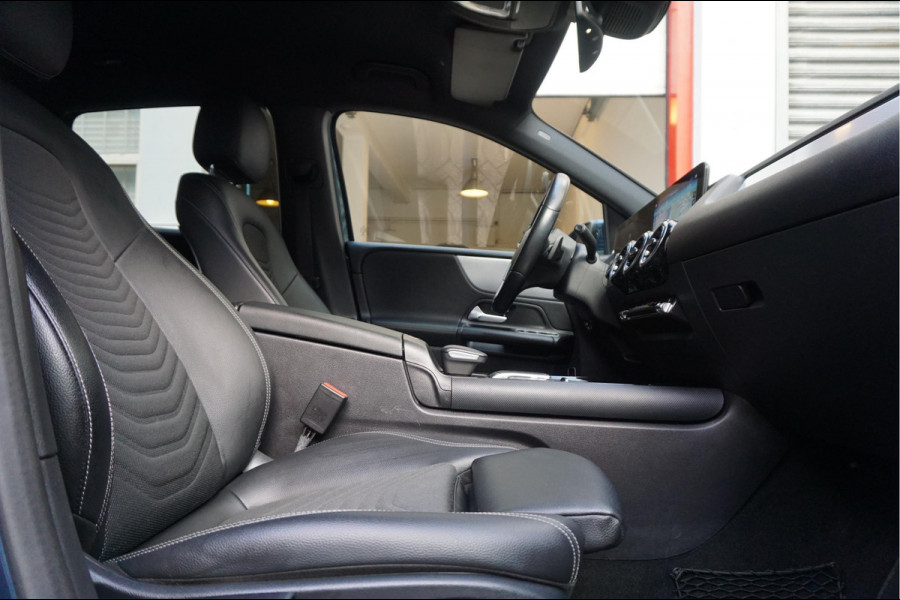Mercedes-Benz B-Klasse 180 Business Solution Aut7 Night | NAP | Rijkelijk uitgevoerd | Apple Carplay | Camera | Parkeer assistent | Sportinterieur | Cruise + Lane | Sportvelgen | etc
