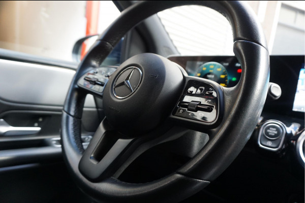 Mercedes-Benz B-Klasse 180 Business Solution Aut7 Night | NAP | Rijkelijk uitgevoerd | Apple Carplay | Camera | Parkeer assistent | Sportinterieur | Cruise + Lane | Sportvelgen | etc