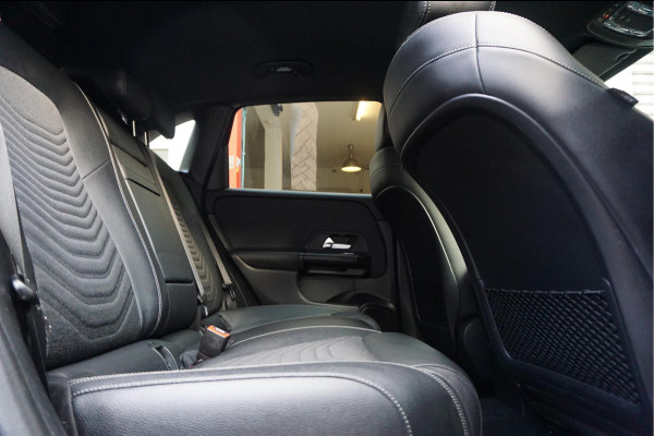 Mercedes-Benz B-Klasse 180 Business Solution Aut7 Night | NAP | Rijkelijk uitgevoerd | Apple Carplay | Camera | Parkeer assistent | Sportinterieur | Cruise + Lane | Sportvelgen | etc