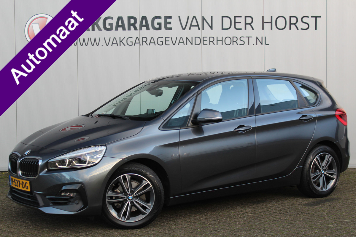 BMW 2 Serie Active Tourer 218i-140pk Executive Edition AUTOMAAT ! Uiterst nette, erg luxe en goed onderhouden hoogzitter. Autm. airco, metallic lak, trekhaak, cruise control, HUD, LED verl., elektr. achterklep, navigatie, telefoonvoorb., LM wielen+all season banden rondom