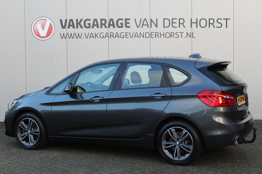 BMW 2 Serie Active Tourer 218i-140pk Executive Edition AUTOMAAT ! Uiterst nette, erg luxe en goed onderhouden hoogzitter. Autm. airco, metallic lak, trekhaak, cruise control, HUD, LED verl., elektr. achterklep, navigatie, telefoonvoorb., LM wielen+all season banden rondom