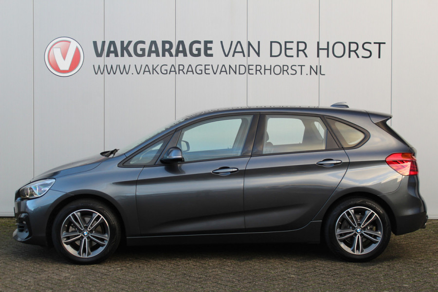BMW 2 Serie Active Tourer 218i-140pk Executive Edition AUTOMAAT ! Uiterst nette, erg luxe en goed onderhouden hoogzitter. Autm. airco, metallic lak, trekhaak, cruise control, HUD, LED verl., elektr. achterklep, navigatie, telefoonvoorb., LM wielen+all season banden rondom