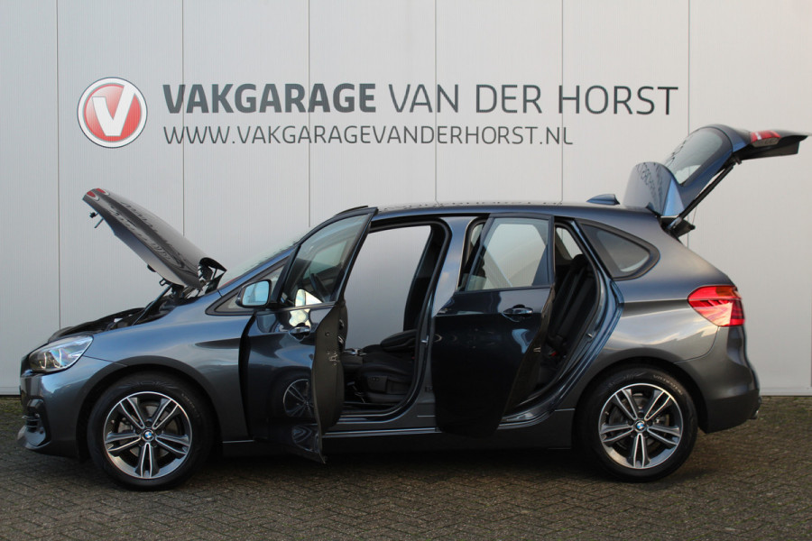 BMW 2 Serie Active Tourer 218i-140pk Executive Edition AUTOMAAT ! Uiterst nette, erg luxe en goed onderhouden hoogzitter. Autm. airco, metallic lak, trekhaak, cruise control, HUD, LED verl., elektr. achterklep, navigatie, telefoonvoorb., LM wielen+all season banden rondom