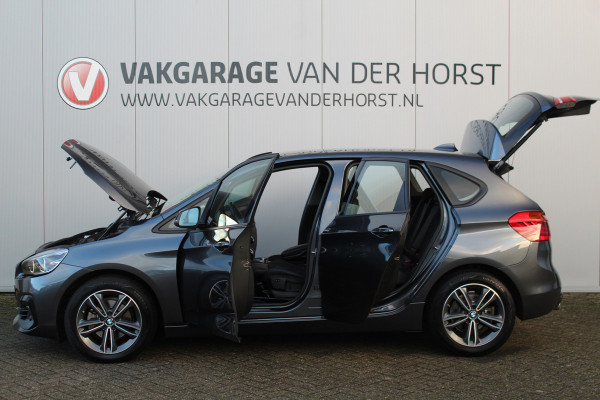 BMW 2 Serie Active Tourer 218i-140pk Executive Edition AUTOMAAT ! Uiterst nette, erg luxe en goed onderhouden hoogzitter. Autm. airco, metallic lak, trekhaak, cruise control, HUD, LED verl., elektr. achterklep, navigatie, telefoonvoorb., LM wielen+all season banden rondom