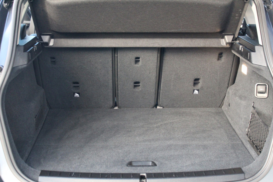 BMW 2 Serie Active Tourer 218i-140pk Executive Edition AUTOMAAT ! Uiterst nette, erg luxe en goed onderhouden hoogzitter. Autm. airco, metallic lak, trekhaak, cruise control, HUD, LED verl., elektr. achterklep, navigatie, telefoonvoorb., LM wielen+all season banden rondom