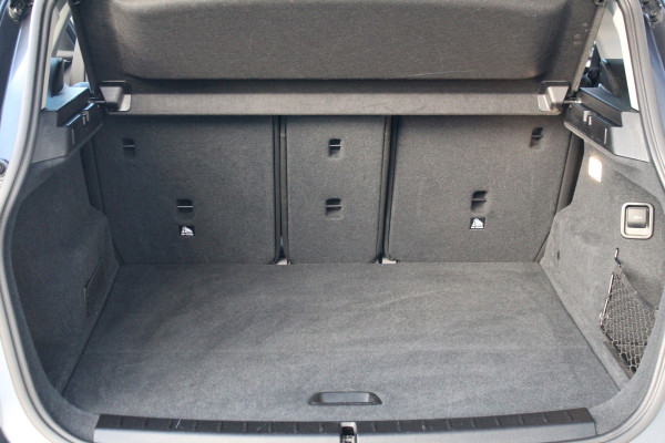 BMW 2 Serie Active Tourer 218i-140pk Executive Edition AUTOMAAT ! Uiterst nette, erg luxe en goed onderhouden hoogzitter. Autm. airco, metallic lak, trekhaak, cruise control, HUD, LED verl., elektr. achterklep, navigatie, telefoonvoorb., LM wielen+all season banden rondom