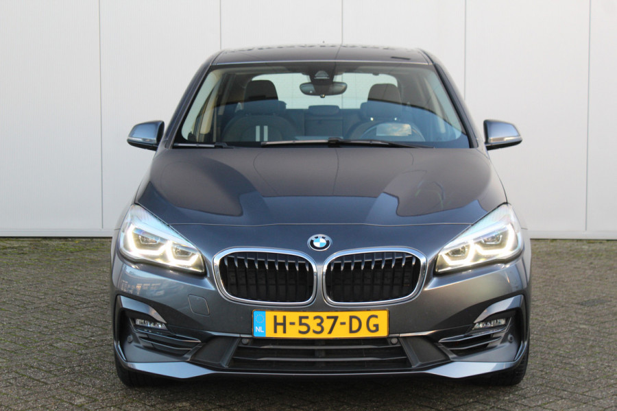 BMW 2 Serie Active Tourer 218i-140pk Executive Edition AUTOMAAT ! Uiterst nette, erg luxe en goed onderhouden hoogzitter. Autm. airco, metallic lak, trekhaak, cruise control, HUD, LED verl., elektr. achterklep, navigatie, telefoonvoorb., LM wielen+all season banden rondom