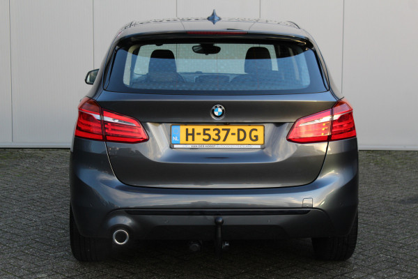 BMW 2 Serie Active Tourer 218i-140pk Executive Edition AUTOMAAT ! Uiterst nette, erg luxe en goed onderhouden hoogzitter. Autm. airco, metallic lak, trekhaak, cruise control, HUD, LED verl., elektr. achterklep, navigatie, telefoonvoorb., LM wielen+all season banden rondom