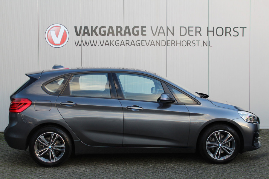BMW 2 Serie Active Tourer 218i-140pk Executive Edition AUTOMAAT ! Uiterst nette, erg luxe en goed onderhouden hoogzitter. Autm. airco, metallic lak, trekhaak, cruise control, HUD, LED verl., elektr. achterklep, navigatie, telefoonvoorb., LM wielen+all season banden rondom