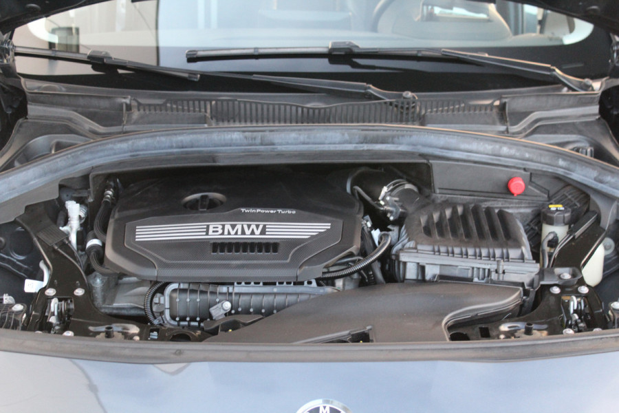 BMW 2 Serie Active Tourer 218i-140pk Executive Edition AUTOMAAT ! Uiterst nette, erg luxe en goed onderhouden hoogzitter. Autm. airco, metallic lak, trekhaak, cruise control, HUD, LED verl., elektr. achterklep, navigatie, telefoonvoorb., LM wielen+all season banden rondom