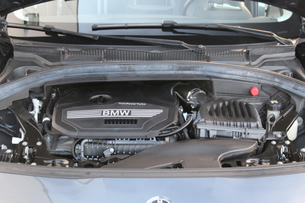 BMW 2 Serie Active Tourer 218i-140pk Executive Edition AUTOMAAT ! Uiterst nette, erg luxe en goed onderhouden hoogzitter. Autm. airco, metallic lak, trekhaak, cruise control, HUD, LED verl., elektr. achterklep, navigatie, telefoonvoorb., LM wielen+all season banden rondom