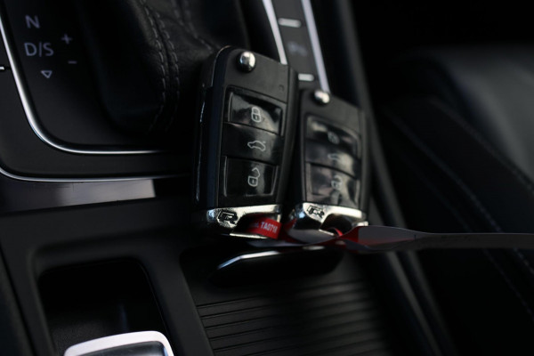 Volkswagen Golf 2.0 TSI 4Motion R *Akra*Pano*DCC*Dynaudio*Camera*leder*