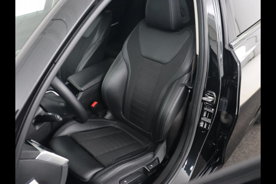 BMW 3-serie 320i Executive | Sport Line | Half leder | Sportstoelen | Carplay | Live Cockpit | Full LED | Navigatie | Parkeerhulp | 18'' | DAB | Climate control | Bluetooth | Cruise control