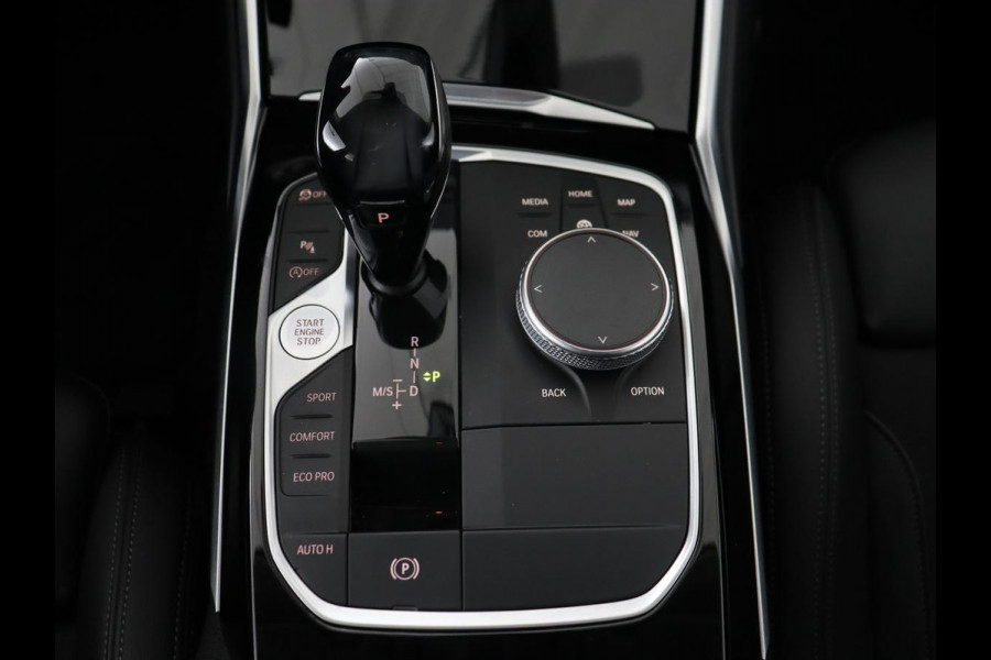 BMW 3-serie 320i Executive | Sport Line | Half leder | Sportstoelen | Carplay | Live Cockpit | Full LED | Navigatie | Parkeerhulp | 18'' | DAB | Climate control | Bluetooth | Cruise control