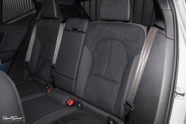 Volvo XC40 1.5 T4 Plug-in hybrid Ultimate Dark | Panorama dak | Cruise control | Harman Kardon | Memory |