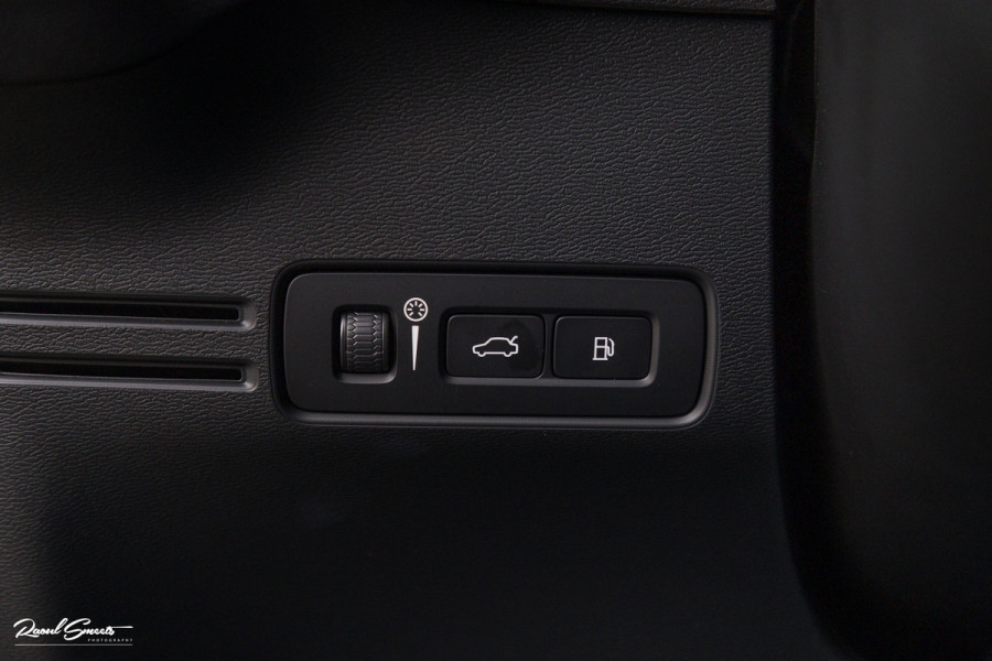 Volvo XC40 1.5 T4 Plug-in hybrid Ultimate Dark | Panorama dak | Cruise control | Harman Kardon | Memory |