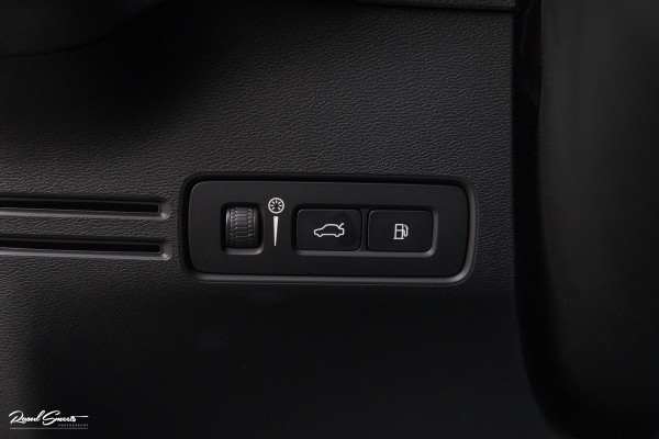 Volvo XC40 1.5 T4 Plug-in hybrid Ultimate Dark | Panorama dak | Cruise control | Harman Kardon | Memory |