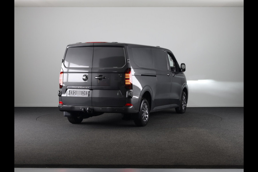 Volkswagen Transporter 2.0 TDI L2H1 30 Style | trekhaak | achterdeuren | camera | navi |