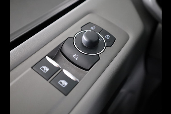 Volkswagen Transporter 2.0 TDI L2H1 30 Style | trekhaak | achterdeuren | camera | navi |