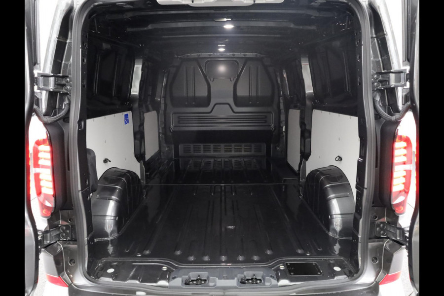 Volkswagen Transporter 2.0 TDI L2H1 30 Style | trekhaak | achterdeuren | camera | navi |