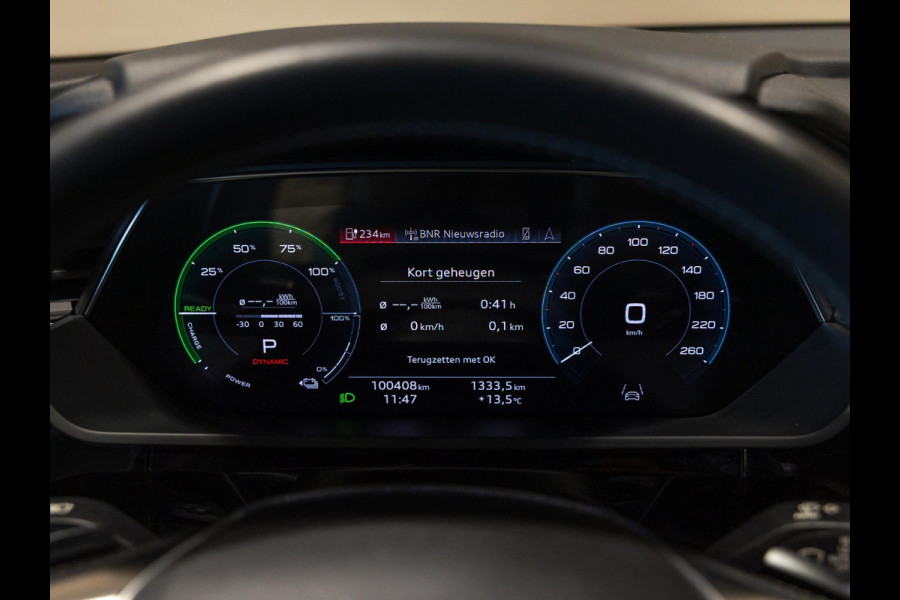 Audi e-tron 55 quattro S edition 95 kWh / 408pk / Panorama dak / Rondomzicht camera /