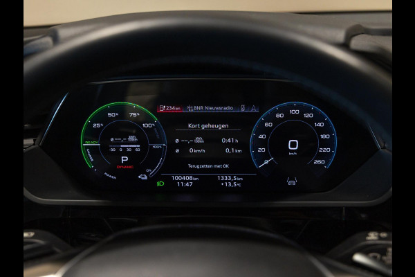 Audi e-tron 55 quattro S edition 95 kWh / 408pk / Panorama dak / Rondomzicht camera /