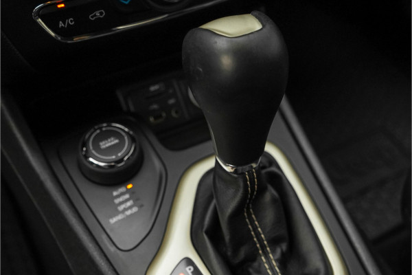 Jeep Cherokee 2.2 Limited 200PK 4WD Automaat Xenon 18"