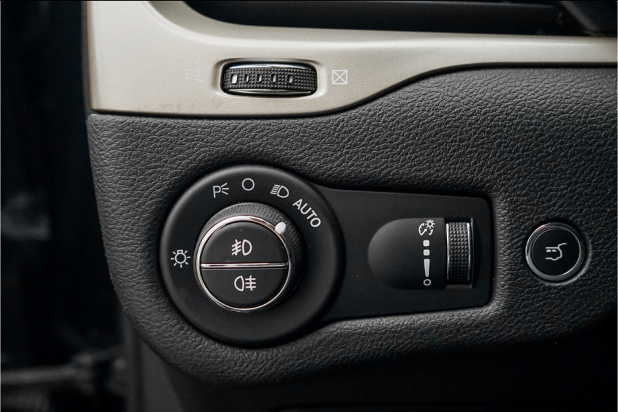 Jeep Cherokee 2.2 Limited 200PK 4WD Automaat Xenon 18"