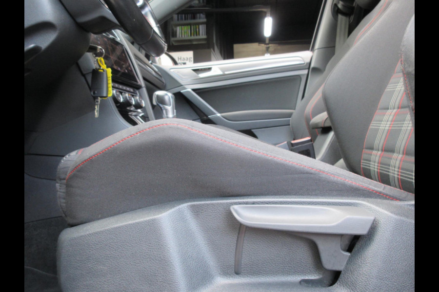 Volkswagen Golf 2.0 TSI GTI Performance Aut Virtual Camera Carplay Pano