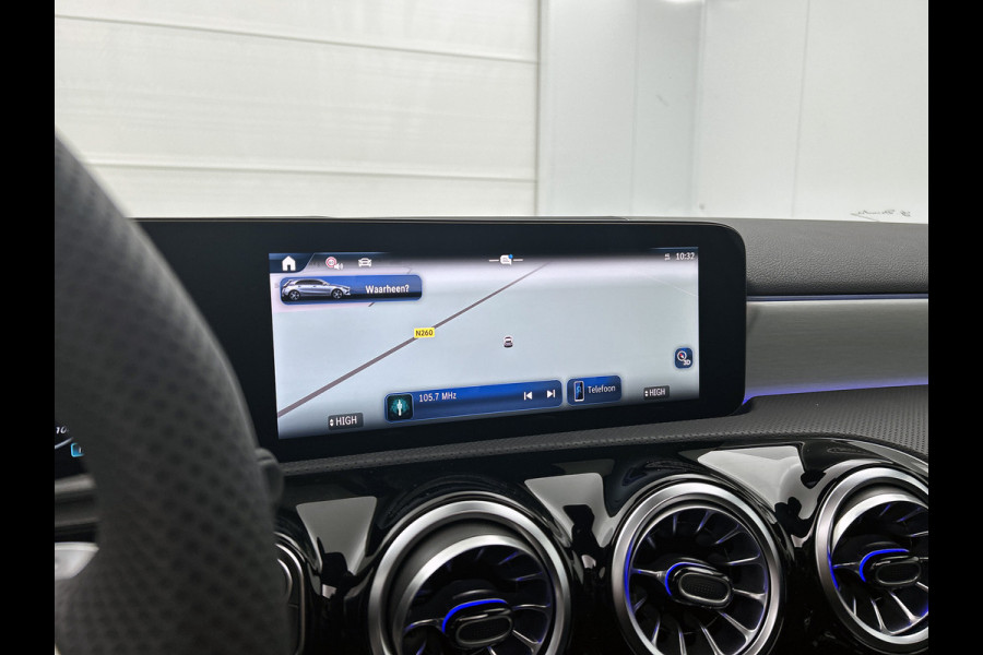 Mercedes-Benz A-Klasse 250 e Business Solution AMG | AMG Line Plus pakket | Nightpakket | Antidiefstalpakket URBAN GUARD PLUS | Augmented Reality Navigation | 360°-camera | Memorypakket | Head-up display |