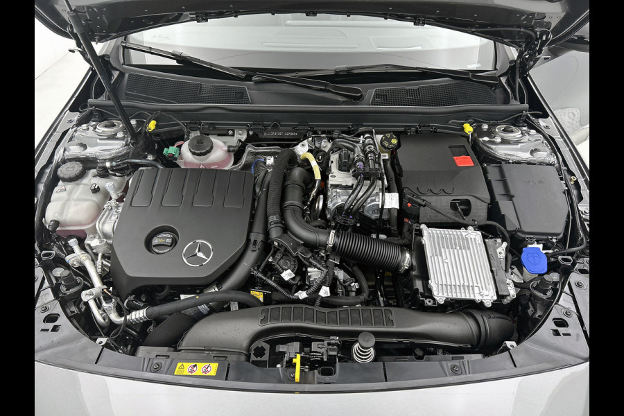 Mercedes-Benz A-Klasse 250 e Business Solution AMG | AMG Line Plus pakket | Nightpakket | Antidiefstalpakket URBAN GUARD PLUS | Augmented Reality Navigation | 360°-camera | Memorypakket | Head-up display |