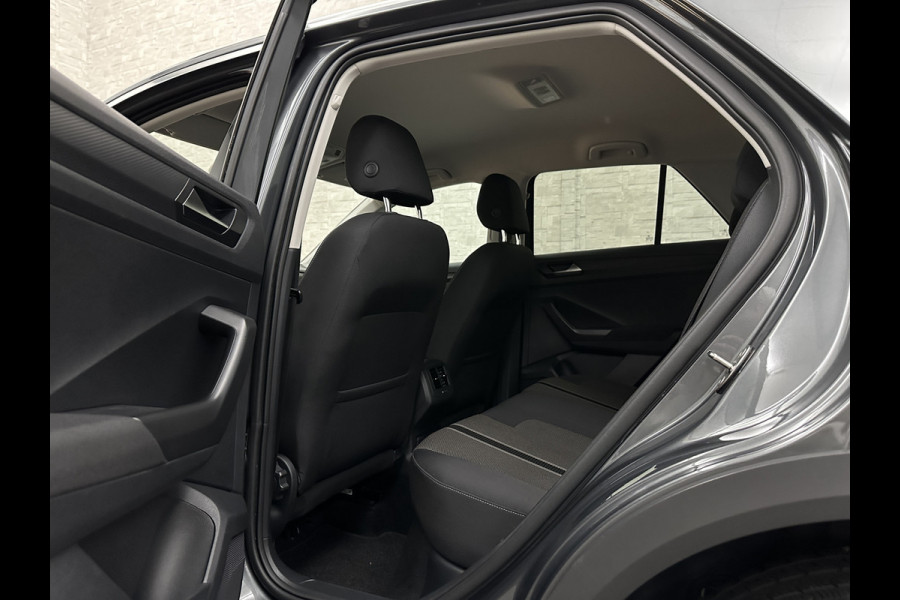 Volkswagen T-Roc 1.5 TSI 150pk DSG | ACC | Origineel NL | BOVAG Garantie | Trekhaak 1500kg | Camera | Lane Assist | Groot Navi | Carplay | Climat Getint Glas | 17'' | Adaptieve Cruise Control | Parkeercamera | Caravantrekker!