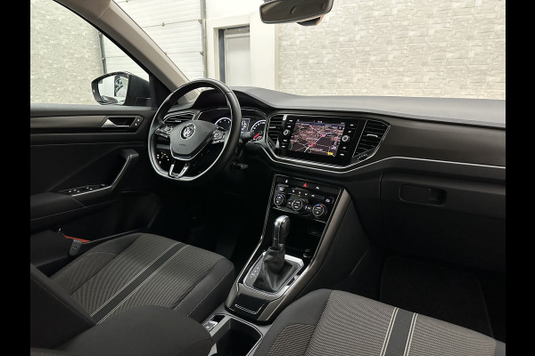 Volkswagen T-Roc 1.5 TSI 150pk DSG | ACC | Origineel NL | BOVAG Garantie | Trekhaak 1500kg | Camera | Lane Assist | Groot Navi | Carplay | Climat Getint Glas | 17'' | Adaptieve Cruise Control | Parkeercamera | Caravantrekker!