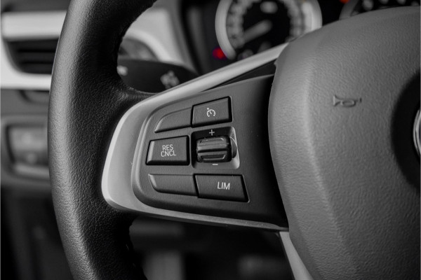 BMW X1 sDrive18i Sportline Aut. HUD Leer 19"