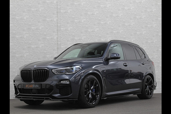 BMW X5 45e M-Stoelen | M-Performance | 360 Camera | ACC | Indiv. Leder | Harman-Kardon | Laser-LED | Keyless-Entry | Stoelventilatie | Head-Up | Memory | 21'' | Sfeerverlichting | Trekhaak | Luchtvering | Rij-Assistent Pro | Carplay | Black-Optic | Draadloos Laden.