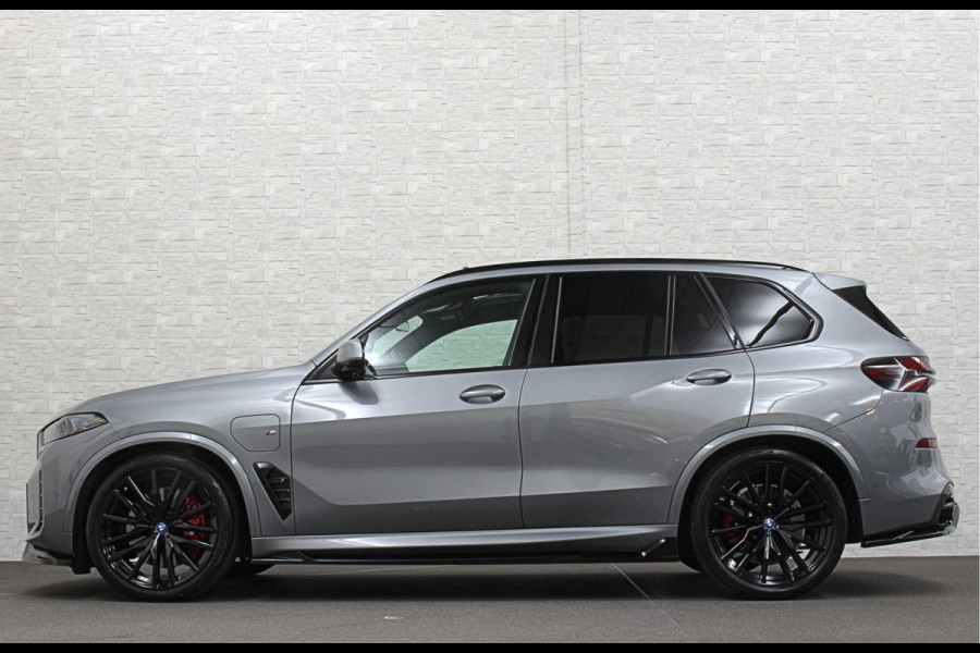 BMW X5 50e *3x Op Voorraad* M-Sport Pro | 360 Camera | Sky-Lounge Pano | ACC | Comfortstoelen | Indiv. Leder | Massage | Stoelventilati 4-Zone Clima | Trekhaak | 22'' | Head-Up | Keyless-Entry | Harman-Kardon | Stoelverwarming V+A | M-Gordels | Glaspook | Stuurverwarming | Iconic-Glow | Luchtvering | Zonwering | Carplay | Beker Clima |