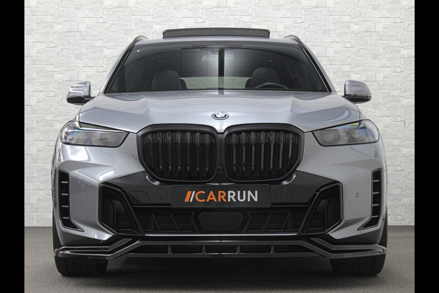 BMW X5 50e *3x Op Voorraad* M-Sport Pro | 360 Camera | Sky-Lounge Pano | ACC | Comfortstoelen | Indiv. Leder | Massage | Stoelventilati 4-Zone Clima | Trekhaak | 22'' | Head-Up | Keyless-Entry | Harman-Kardon | Stoelverwarming V+A | M-Gordels | Glaspook | Stuurverwarming | Iconic-Glow | Luchtvering | Zonwering | Carplay | Beker Clima |