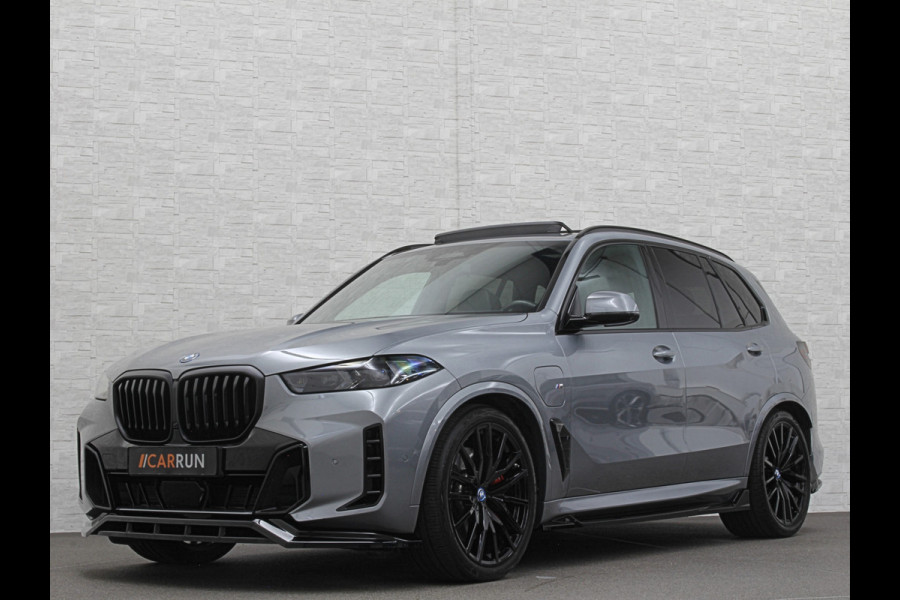 BMW X5 50e *3x Op Voorraad* M-Sport Pro | 360 Camera | Sky-Lounge Pano | ACC | Comfortstoelen | Indiv. Leder | Massage | Stoelventilati 4-Zone Clima | Trekhaak | 22'' | Head-Up | Keyless-Entry | Harman-Kardon | Stoelverwarming V+A | M-Gordels | Glaspook | Stuurverwarming | Iconic-Glow | Luchtvering | Zonwering | Carplay | Beker Clima |