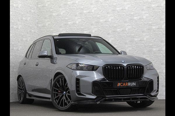 BMW X5 50e *3x Op Voorraad* M-Sport Pro | 360 Camera | Sky-Lounge Pano | ACC | Comfortstoelen | Indiv. Leder | Massage | Stoelventilati 4-Zone Clima | Trekhaak | 22'' | Head-Up | Keyless-Entry | Harman-Kardon | Stoelverwarming V+A | M-Gordels | Glaspook | Stuurverwarming | Iconic-Glow | Luchtvering | Zonwering | Carplay | Beker Clima |