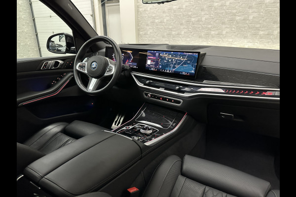 BMW X5 50e *3x Op Voorraad* M-Sport Pro | 360 Camera | Sky-Lounge Pano | ACC | Comfortstoelen | Indiv. Leder | Massage | Stoelventilati 4-Zone Clima | Trekhaak | 22'' | Head-Up | Keyless-Entry | Harman-Kardon | Stoelverwarming V+A | M-Gordels | Glaspook | Stuurverwarming | Iconic-Glow | Luchtvering | Zonwering | Carplay | Beker Clima |