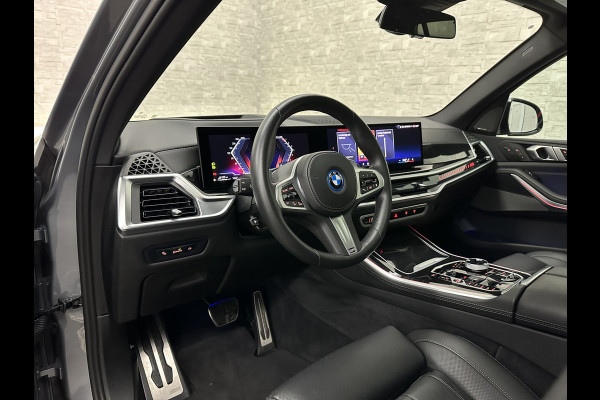 BMW X5 50e *3x Op Voorraad* M-Sport Pro | 360 Camera | Sky-Lounge Pano | ACC | Comfortstoelen | Indiv. Leder | Massage | Stoelventilati 4-Zone Clima | Trekhaak | 22'' | Head-Up | Keyless-Entry | Harman-Kardon | Stoelverwarming V+A | M-Gordels | Glaspook | Stuurverwarming | Iconic-Glow | Luchtvering | Zonwering | Carplay | Beker Clima |