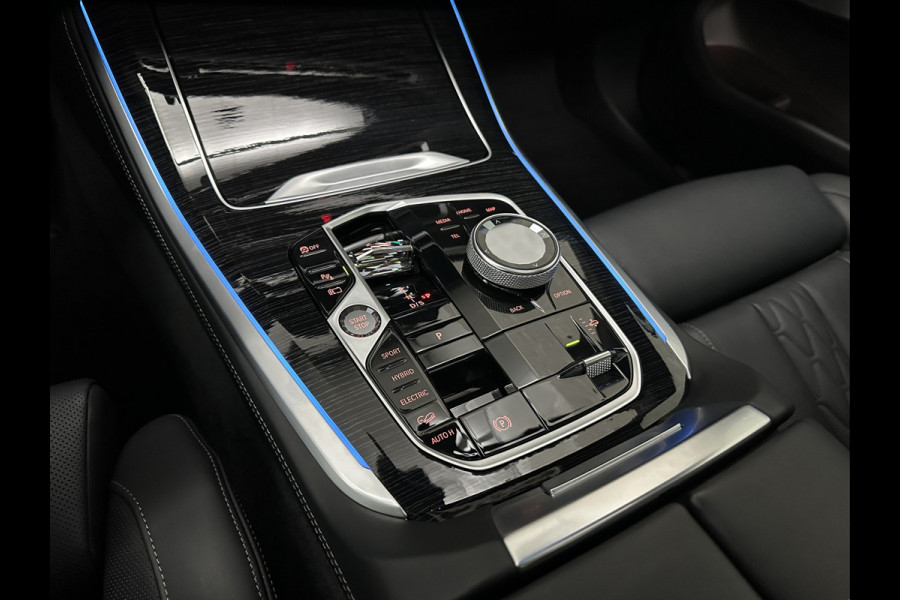 BMW X5 50e *3x Op Voorraad* M-Sport Pro | 360 Camera | Sky-Lounge Pano | ACC | Comfortstoelen | Indiv. Leder | Massage | Stoelventilati 4-Zone Clima | Trekhaak | 22'' | Head-Up | Keyless-Entry | Harman-Kardon | Stoelverwarming V+A | M-Gordels | Glaspook | Stuurverwarming | Iconic-Glow | Luchtvering | Zonwering | Carplay | Beker Clima |
