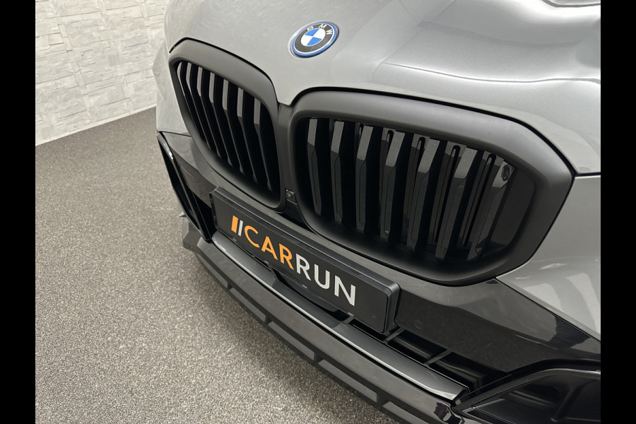 BMW X5 50e *3x Op Voorraad* M-Sport Pro | 360 Camera | Sky-Lounge Pano | ACC | Comfortstoelen | Indiv. Leder | Massage | Stoelventilati 4-Zone Clima | Trekhaak | 22'' | Head-Up | Keyless-Entry | Harman-Kardon | Stoelverwarming V+A | M-Gordels | Glaspook | Stuurverwarming | Iconic-Glow | Luchtvering | Zonwering | Carplay | Beker Clima |