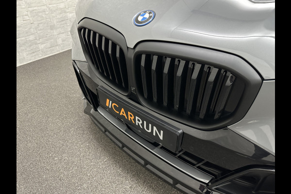 BMW X5 50e *3x Op Voorraad* M-Sport Pro | 360 Camera | Sky-Lounge Pano | ACC | Comfortstoelen | Indiv. Leder | Massage | Stoelventilati 4-Zone Clima | Trekhaak | 22'' | Head-Up | Keyless-Entry | Harman-Kardon | Stoelverwarming V+A | M-Gordels | Glaspook | Stuurverwarming | Iconic-Glow | Luchtvering | Zonwering | Carplay | Beker Clima |