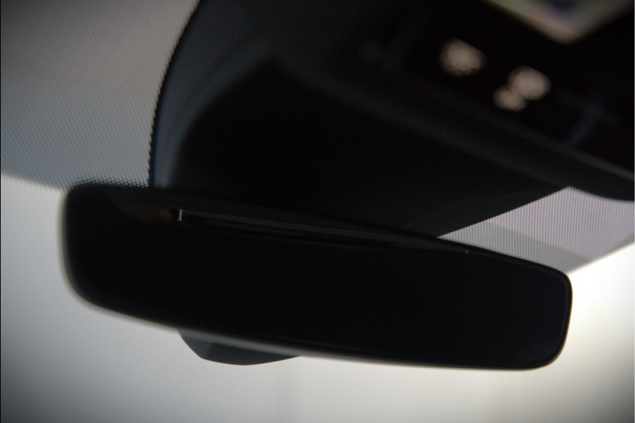 Volkswagen ID.4 First 77 kWh | Stoelverwarming | Stuurverwarming | Trekhaak | Warmtepomp | Adaptive Cruise Control | Navigatie | Apple Carplay | Keyless | Camera | Parkersensoren |