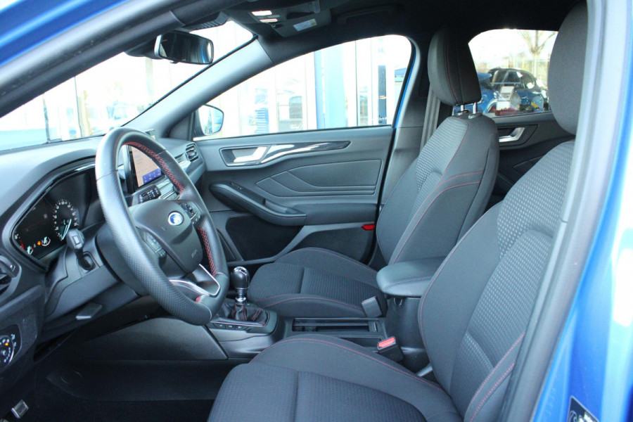 Ford Focus 1.0 EcoBoost ST Line Business | Trekhaak | Cruise Control | Navigatie | Camera | Airco | Lichtmetalen Velgen |
