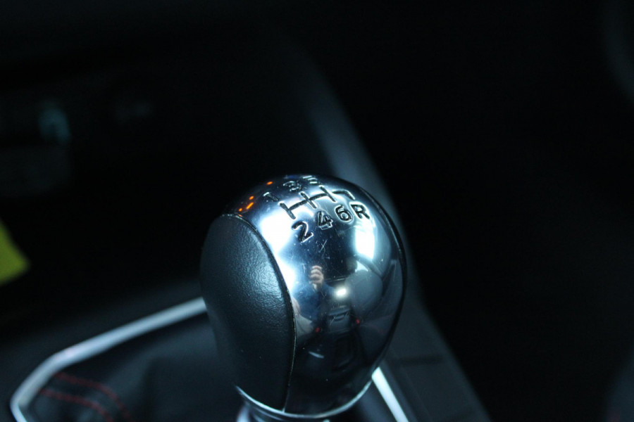 Ford Focus 1.0 EcoBoost ST Line Business | Trekhaak | Cruise Control | Navigatie | Camera | Airco | Lichtmetalen Velgen |