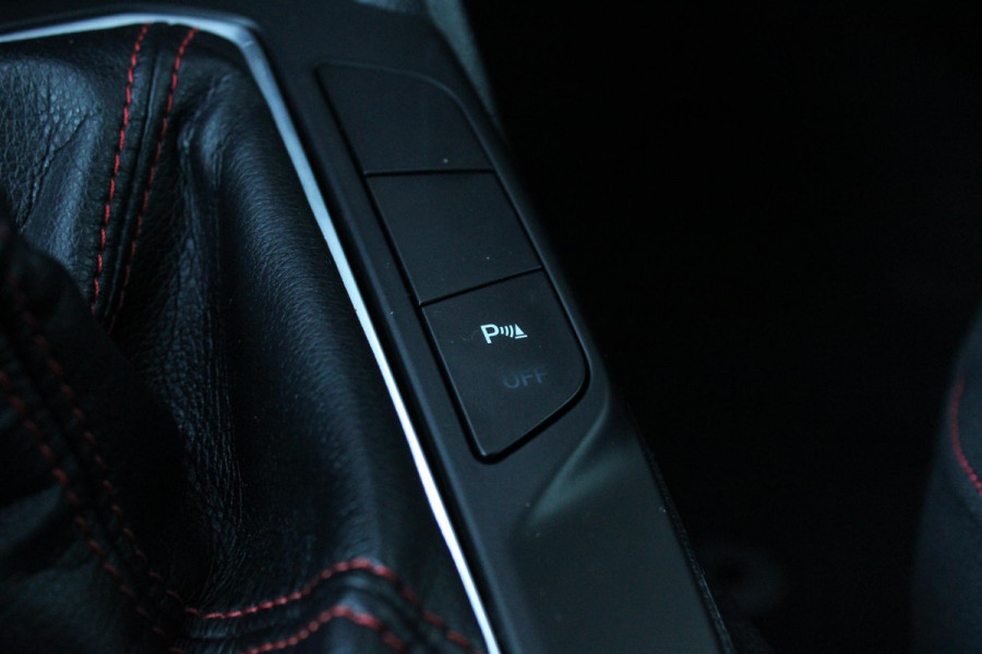 Ford Focus 1.0 EcoBoost ST Line Business | Trekhaak | Cruise Control | Navigatie | Camera | Airco | Lichtmetalen Velgen |