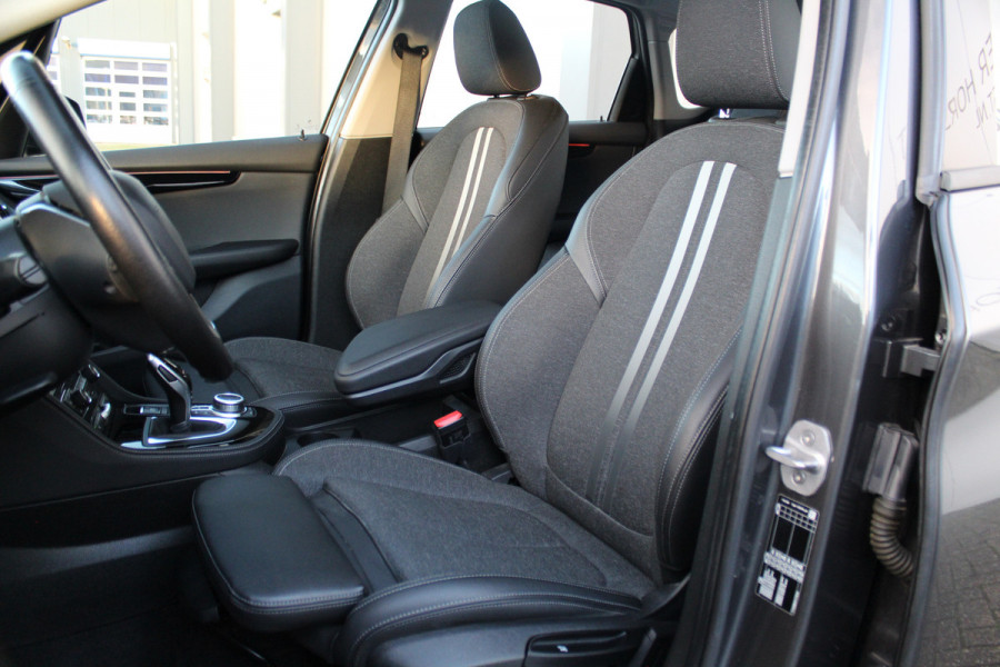 BMW 2 Serie Active Tourer 218i-140pk Executive Edition AUTOMAAT ! Uiterst nette, erg luxe en goed onderhouden hoogzitter. Autm. airco, metallic lak, trekhaak, cruise control, HUD, LED verl., elektr. achterklep, navigatie, telefoonvoorb., LM wielen+all season banden rondom